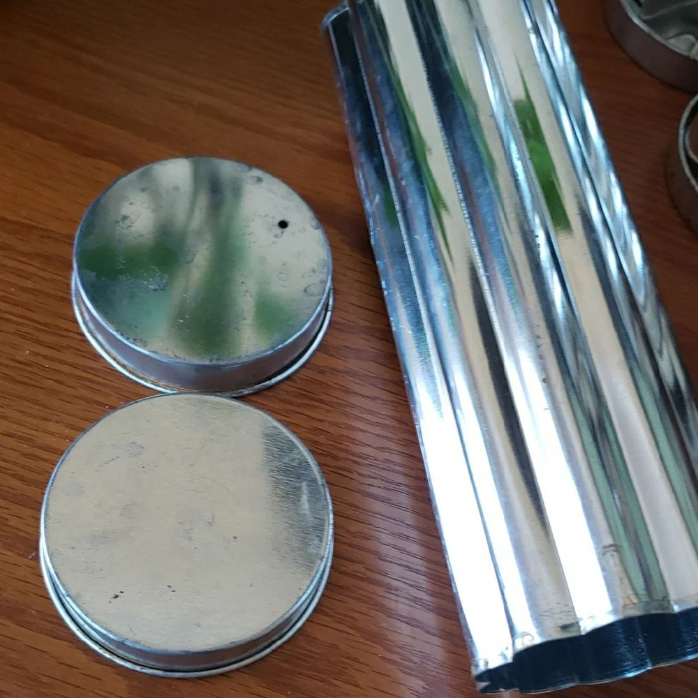 Pampered Chef- Set of 4 Silver Metal Baking Molds